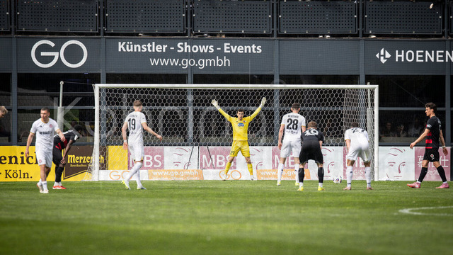 Viktoria Koeln vs. SV Wehen Wiesbaden, 11.04.2026 | KOELN, GERMANY - APRIL 11, 2026:  Arne Schulz (Viktoria Köln, 27) gestures before the penalty by Moritz Flotho (SV Wehen Wiesbaden, 28) during the 3rd division match between Viktoria Koeln vs. SV Wehen Wiesbaden at the Sportpark Hoehenberg on matchday 7 on April 11, 2026 in Koeln, Germany. DFL REGULATIONS PROHIBIT ANY USE OF PHOTOGRAPHS AS IMAGE SEQUENCES AND/OR QUASI-VIDEO.