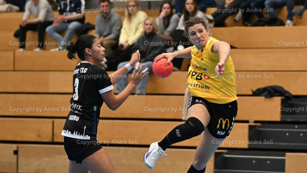 TSV Altenholz vs Berliner TSC | Maria Ranft (TSVA #2) / Ryleene Teodoro (BTSC #3) - Handball 3. Liga Nord Frauen 2024/2025 / TSV Altenholz vs Berliner TSC / Edgar-Meschkat-Halle / Altenholz / 02.11.24 - Realisiert mit Pictrs.com
