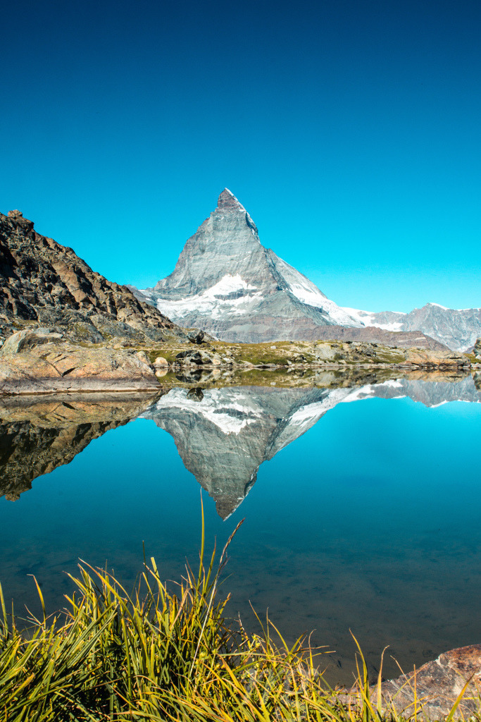 reflection of Matterhorn at mountain lake | Die ideale Geschenkidee für Naturliebhaber. Naturbilder von Marcel Gross Photography für ihr Zuhause in den verschiedensten Formaten und Materialien. - Realisiert mit Pictrs.com