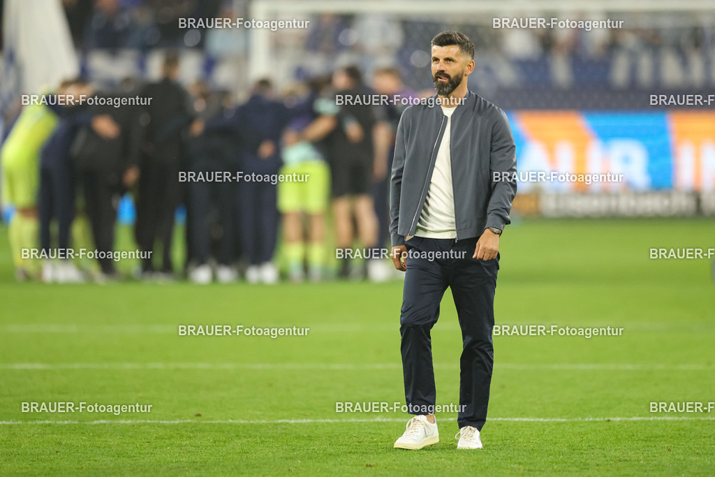 1_S04BER_20250801_3819.JPG -  - FC Schalke 04 - Hertha BSC Berlin - 2. Bundesliga | Gelsenkirchen, Deutschland, 01.08.25: Trainer Miron Muslic (FC Schalke 04) schaut nach dem Spiel der 2. Bundesliga zwischen FC Schalke 04 - Hertha BSC Berlin in der Veltins-Arena am 01. August 2025 in Gelsenkirchen, Deutschland. (Foto von Stefan Brauer/Brauer-Fotoagentur)DFB/DFL REGULATIONS PROHIBIT ANY USE OF PHOTOGRAPHS AS IMAGE SEQUENCES AND/OR QUASI-VIDEO.