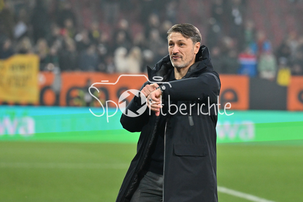 FC Augsburg - Borussia Dortmund | AUGSBURG, GERMANY - the team of Borussia Dortumund celebrating withe the fans after the bundesliga match between FC Augsburg vs. Borussia Dortmund on matchday 9 at WWK Arena on October 31, 2025 in Augsburg, Germany / DFL REGULATIONS PROHIBIT ANY USE OF PHOTOGRAPHS AS IMAGE SEQUENCES AND/OR QUASI-VIDEO / Niko KOVAC headcoach Borussia Dortmund, time, flight