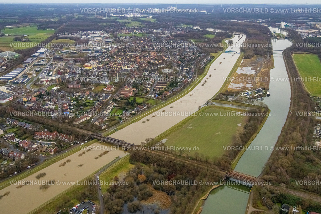 Dorsten231204238Lippe | Luftbild vom Hochwasser der Lippe, Weihnachtshochwasser 2023, Fluss Lippe tritt nach starken Regenfällen über die Ufer, Überschwemmungsgebiet Lippeaue und ehemalicher Zechenhafen mit Lippebrücke und Kanalbrücke, Ortsansicht Hervest mit Dorstener Motor Yacht Club e.V. 1973, Wesel-Datteln-Kanal, Dorsten, Ruhrgebiet, Nordrhein-Westfalen, Deutschland