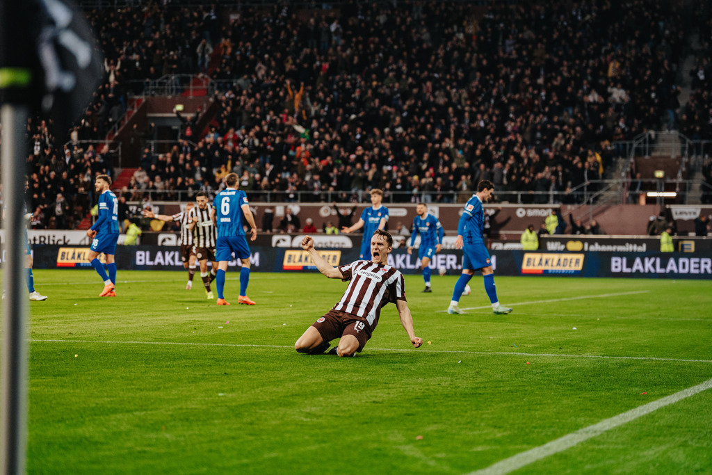 FCS00993 | Der offizielle Shop für FC St. Pauli Fotos. Wähle aus Spielszenen & Fanmomenten dein FCSP Wunschformat. Wir liefern Millerntor-Atmosphäre.