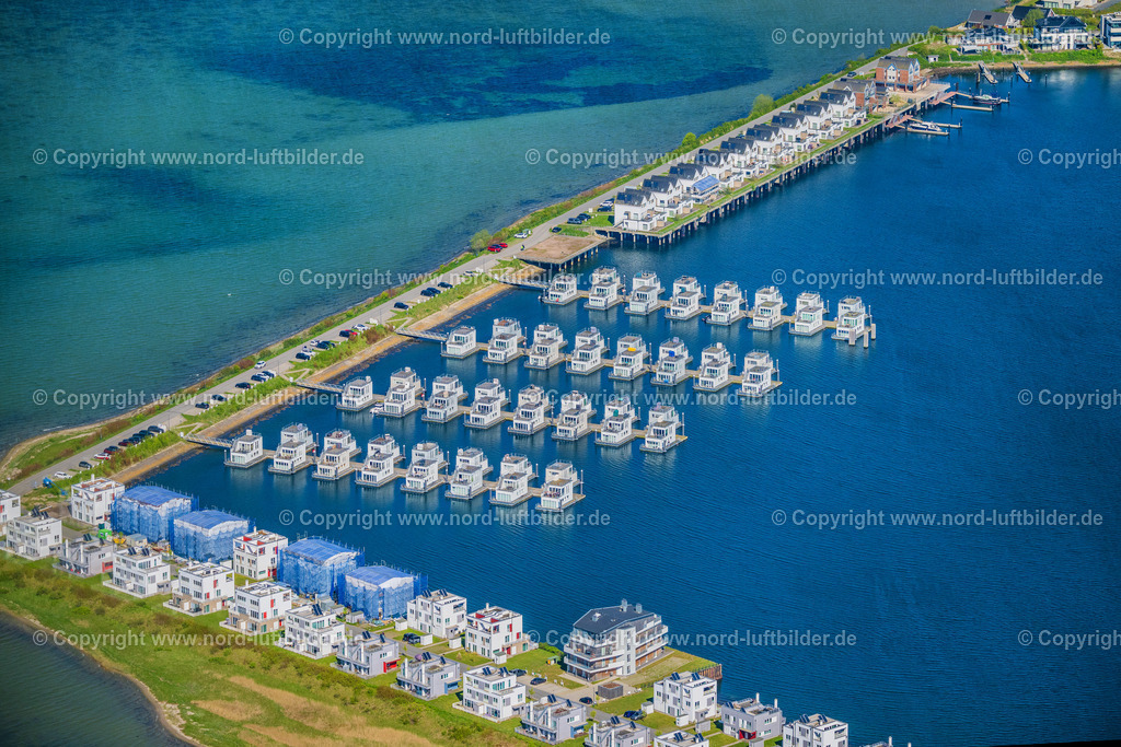 Olpenitz_Wasserbungalows_ELS_0572010524 | KAPPELN 01.05.2024 Hausboot- Anlegestellen und Liegeplätze "Schwimmende Häuser" am Uferbereich am Schleidamm im Ortsteil OstseeResort in Kappeln im Bundesland Schleswig-Holstein, Deutschland. Weiterführende Informationen bei: Gerald Kretschmer,  HELMA Ferienimmobilien GmbH,  Olpenitz Grund GmbH & Co. KG,  Ostseefjord Schlei GmbH. // House boat berths and moorings "Schwimmende Haeuser" on the shore area on Schleidamm in the district OstseeResort in Kappeln in the state Schleswig-Holstein, Germany. Further information at: Gerald Kretschmer,  HELMA Ferienimmobilien GmbH,  Olpenitz Grund GmbH & Co. KG,  Ostseefjord Schlei GmbH. Foto: Martin Elsen