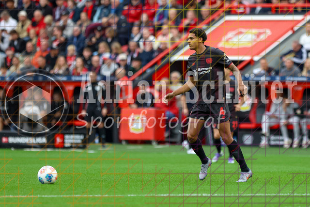 Bayer 04 Leverkusen vs Borussia Mönchengladbach - Bundesliga  | Leverkusen, Deutschland, 21.09.25:   Jarell Amorin Quansah (Bayer 04 Leverkusen) in Aktion am Ball, Einzelaktion waehrend des Spiels der Bundesliga zwischen  Bayer 04 Leverkusen vs Borussia Mönchengladbach in der BayArena(Foto von Brauer-Fotoagentur / Adrian Schlueter)