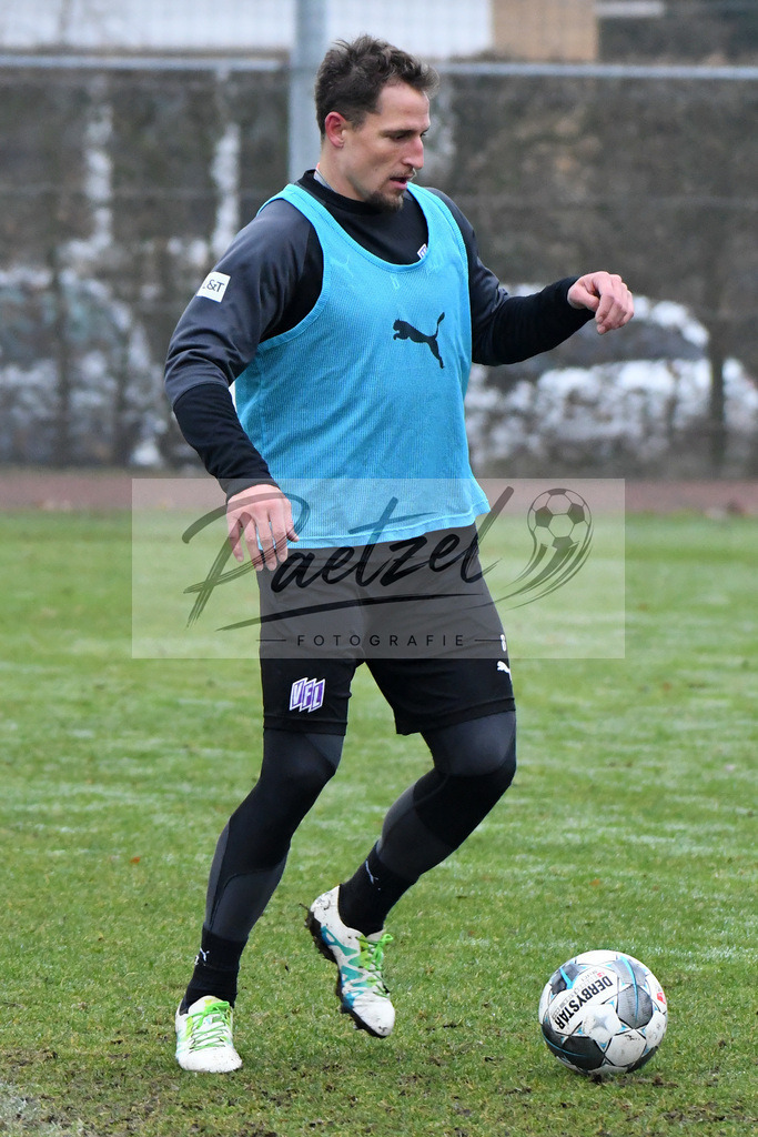 20200125_TRAOSN_0085 | Fußball, Herren: Ulrich Taffertshofer (VfL Osnabrück) in Aktion, am Ball, Einzelaktion beim Training des VfL Osnabrück am 25.01.2020 im Sportpark Illoshöhe in Osnabrück, Deutschland.(Foto von Nico Paetzel) - Realisiert mit Pictrs.com
