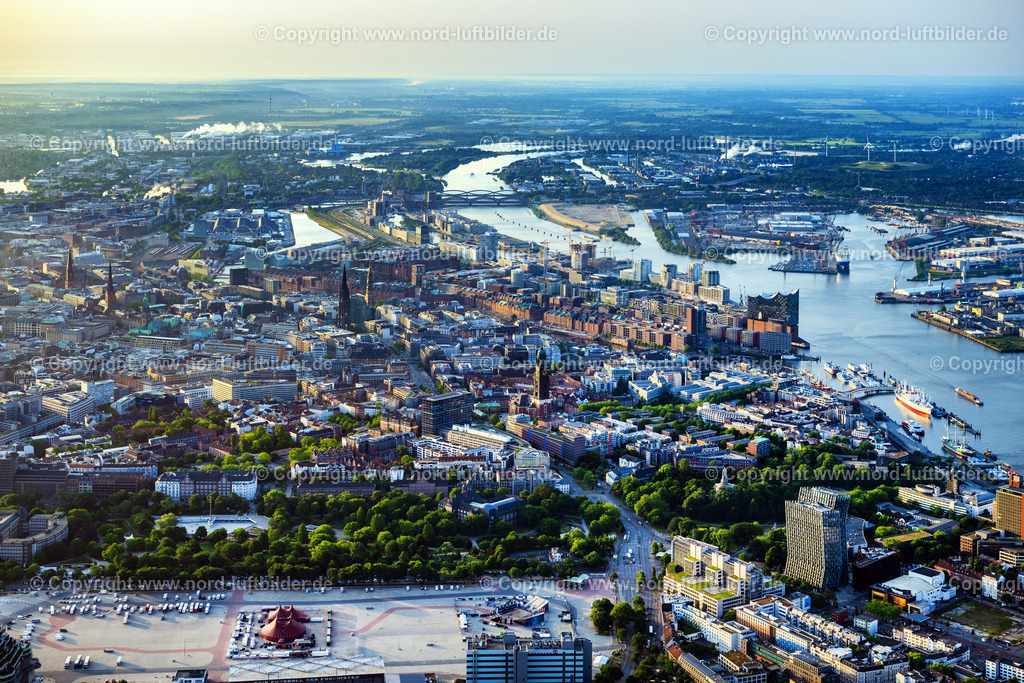 Hamburg_Elbphilharmonie_ELS_3098050623 | HAMBURG 05.06.2023 Elbphilharmonie am Ufer der Elbe in Hamburg. Das Konzerthaus- Gebäude im Stadtteil Hamburg-HafenCity befindet sich am Ufer der Elbe der Hansestadt. Weiterführende Informationen bei: HamburgMusik gGmbH - Elbphilharmonie und Laeiszhalle Betriebsgesellschaft,  ReGe Hamburg Projekt-Realisierungsgesellschaft mbH. // The Elbe Philharmonic Hall on the river bank of the Elbe in Hamburg. Further information at: HamburgMusik gGmbH - Elbphilharmonie und Laeiszhalle Betriebsgesellschaft,  ReGe Hamburg Projekt-Realisierungsgesellschaft mbH. Foto: Martin Elsen