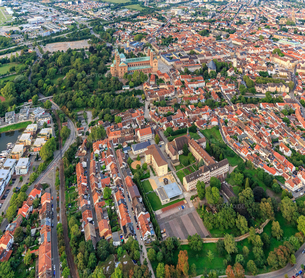 Dominikanerinnenkloster St. Magdalena und Dom aus Norden http://www.kloster-st-magdalena-speyer.de/ https://www.dom-zu-speyer.de/ | Luftbild: Dominikanerinnenkloster St. Magdalena und Dom aus Norden http://www.kloster-st-magdalena-speyer.de/ https://www.dom-zu-speyer.de/ in Speyer im Bundesland Rheinland-Pfalz in Deutschland. Foto: IMG_116507.jpg vom 11.08.2019 durch Werner Riehm/FLY-FOTO.de - Realisiert mit Pictrs.com