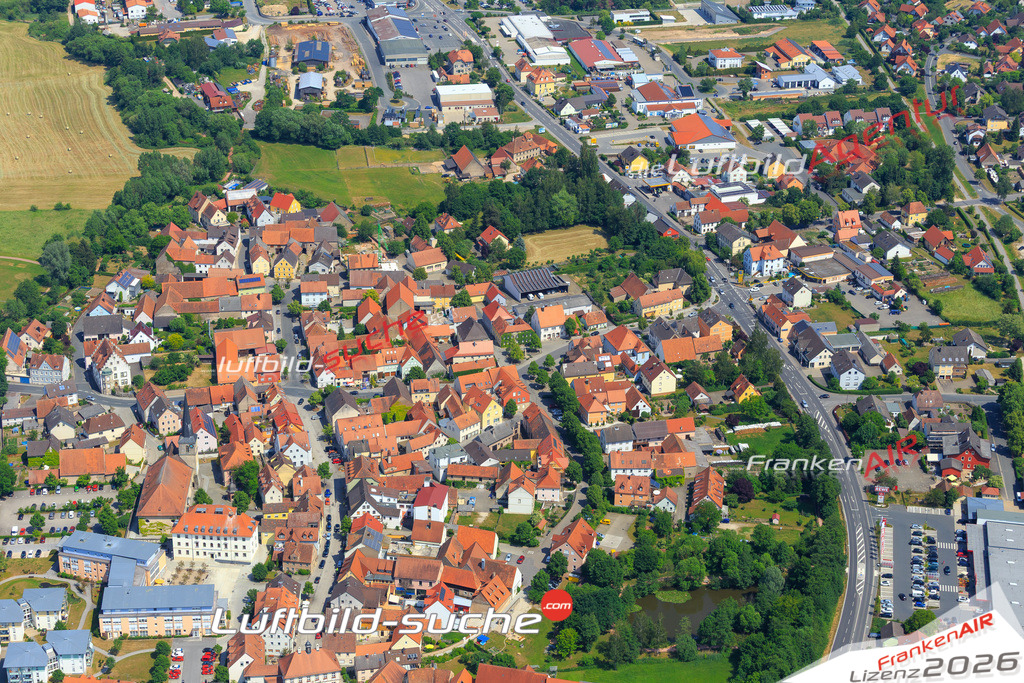 Die Luftaufnahme der Stadt Burgebrach wurde vom UL-Flugzeug heraus erstellt ( keine Drohne )- hohe Auflösung für beste Qualität