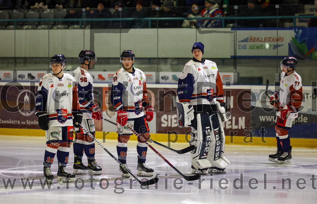 2023-03-07_005_TSV_Erding_gegen_ESC_Kempten | Erding, Deutschland, 07.03.2023:
Eishockey, Bayernliga Playoffs 2022 / 2023, Viertelfinale, TSV Erding gegen ESC Kempten, Endergebnis: 9:3

Kilian Raubal (ESC Kempten, #18), Wayne Lucas (ESC Kempten, #56), Maximilian Schäffler (ESC Kempten, #92), Torwart David Blaschta (ESC Kempten, #1), Kodi Schwarz (ESC Kempten, #77)

Foto: Christian Riedel / fotografie-riedel.net