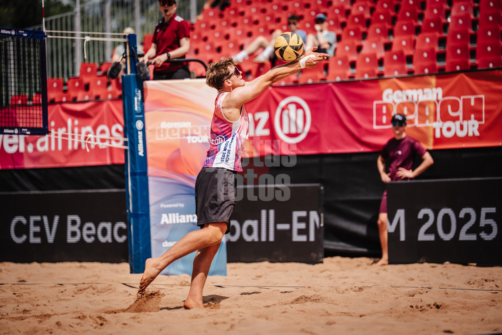 Beachvolleyball | Männer | Allianz German Beach Tour 2025 | Tourstop München | 10.07.2025 | Moritz Camp spielt den Ball