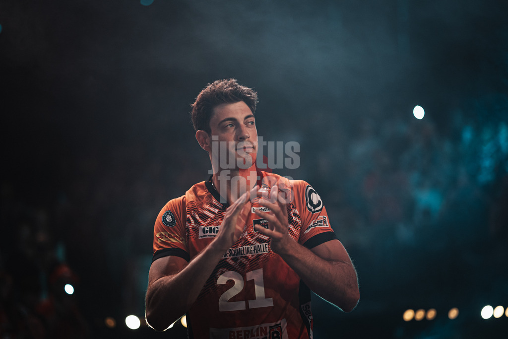 Volleyball | Herren | Saison 2024/2025 | 1. Volleyball Bundesliga Männer | Finale | BERLIN RECYCLING Volleys vs. SVG Lüneburg | 03.05.2025 | Tobias Krick (#21, Berlin Recycling Volleys) läuft in die Halle ein