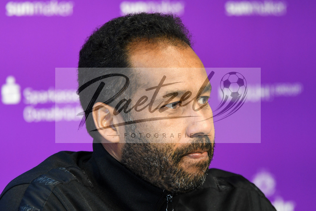 20200228_PKOSNA_0002 | Fussball, Herren: Trainer Daniel Thioune (VfL Osnabrueck) schaut waehrend der Pressekonferenz des VfL Osnabrueck im Presseraum des Stadion an der Bremer Bruecke am 28.02.2020 in Osnabrueck, Deutschland. - Realisiert mit Pictrs.com