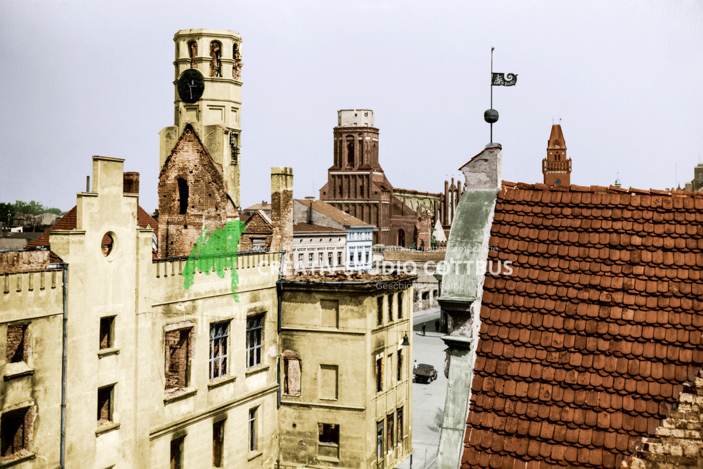 Altes Rathaus/Altmarkt 1945 | Cottbuser Ansichten im neuen Gewand. Alte Fotos von schwarz-weiß in Farbe. - Realisiert mit Pictrs.com