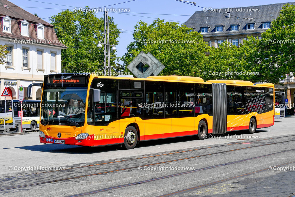 Deutschland_ Baden-Wuerttemberg_ Karlsruhe_ 21.08.2025-24 | 21.08.2025, Deutschland, GER, Baden-Wuerttemberg, Karlsruhe im Bild Themenbild, Karlsruhe, Bahnhofsvorplatz, Hauptbahnhof, Nahverkehr, Bus, Straßenbahn, S-Bahn, OEPNV, Haltestellen, Umsteigepunkt, Mobilitaet, Verkehrsknoten, Ankunft, Abfahrt, Reisende, Menschen, Tourismus, Fahrgastwechsel, Innenstadtanbindung, Fahrplan, Pendler, oeffentlicher Verkehr, Verkehrsnetz, Feature, Symbolbild