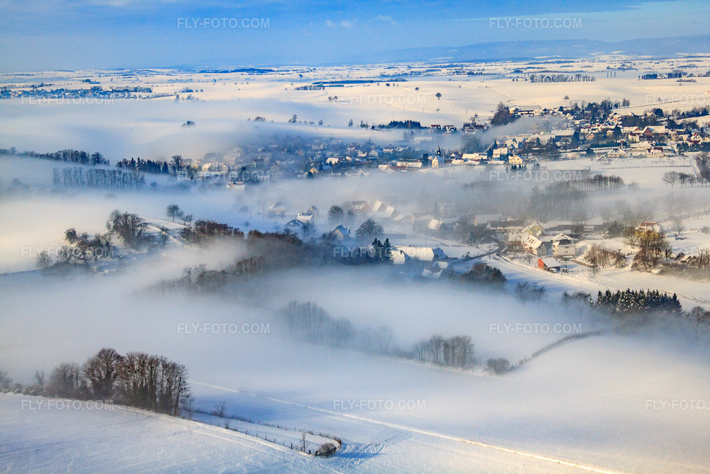 Aerial view: Village view in winter with snow and clouds in Wintzenbach in the state Bas-Rhin, France. – Photo: IMG_36187.jpg taken on 01/02/2011 by Werner Riehm/FLY-FOTO.com – Resolution of the original: 4752 x 3168 px