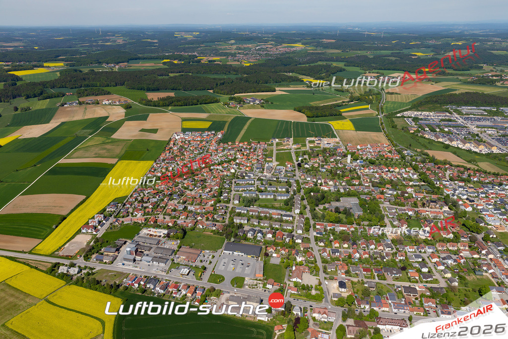 Das Luftbild der Stadt Hemau wurde 2021 vom Flugzeug heraus erstellt (keine Drohne) Aufnahmehöhe ca.450 Meter- hohe Bildauflösung und Druck-Qualität garantiert!