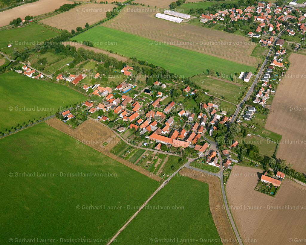 2638846 | RIMBECK 23.08.2006 Landwirtschaftliche Nutzflächen und Feldgrenzen  umsäumen das Siedlungsgebiet des Dorfes in Rimbeck im Bundesland Sachsen-Anhalt, Deutschland // Agricultural land and field boundaries surround the settlement area of the village  in Rimbeck in the state Saxony-Anhalt, Germany Foto: Gerhard Launer