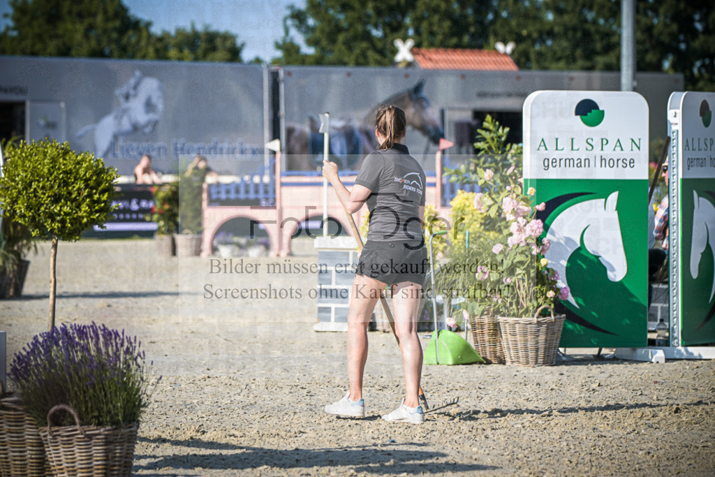 DOS_7389 | Entdecke hochwertige Reitturnierfotos von Foto Oger. Professionell, emotional und authentisch – jetzt Lieblingsmomente im Shop bestellen.Deutschlandweite Turnierfotografie. - Realisiert mit Pictrs.com