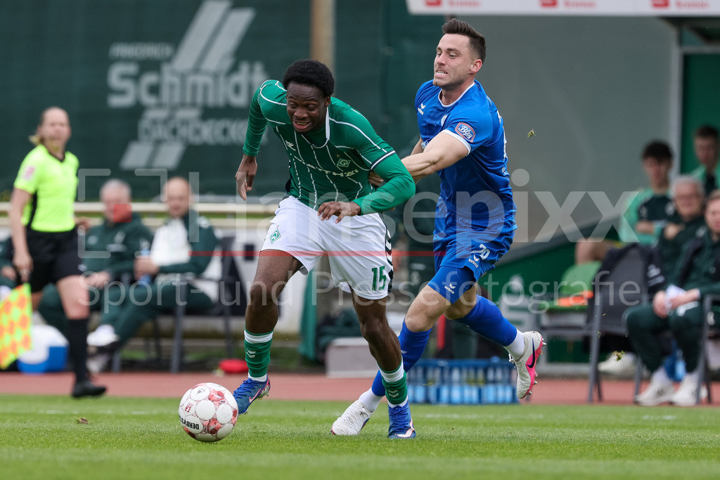 Fussball, Regionalliga Nord, SV Werder Bremen II - SSV Jeddeloh | v.li.: Joel Imasuen (SV Werder Bremen II, 15) und Niklas von Aschwege (SSV Jeddeloh, 28) im Zweikampf, Duell, Dynamik, Aktion, Action, Spielszene