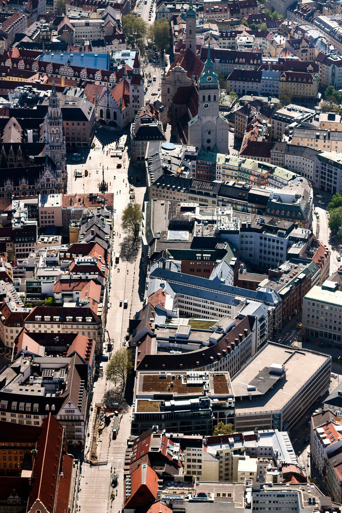 dr__0051843.jpg | MüNCHEN 23.04.2020 Stadtansicht vom Altstadt- Innenstadtbereich mit Kaufingerstraße, Färbergraben und Rindermarkt zwischen Frauenkirche und Marienplatz mit Rathaus in München im Bundesland Bayern. // City view of the city area of in Munich in the state Bavaria, Germany. Foto: Daniel Reiter