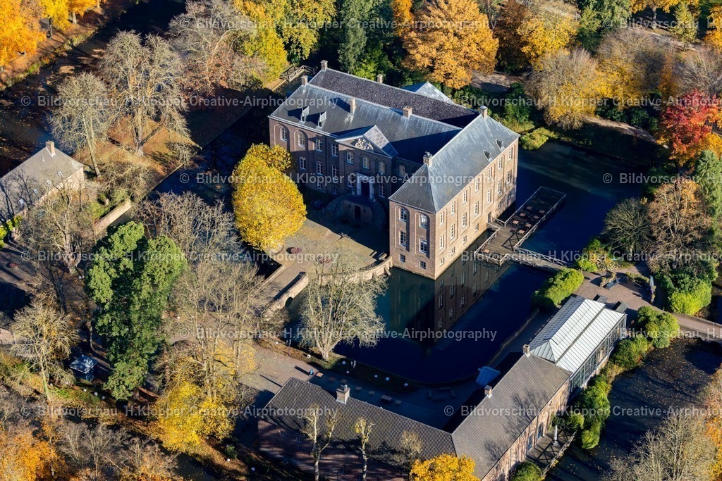 Luftbilder Arcen Limburg-7573 | Luftbildfotografie Herbstluftbild Wassergraben mit Wasserschloß Schloss Kasteeltuinen Arcen in Arcen in Limburg, Niederlande - Realisiert mit Pictrs.com