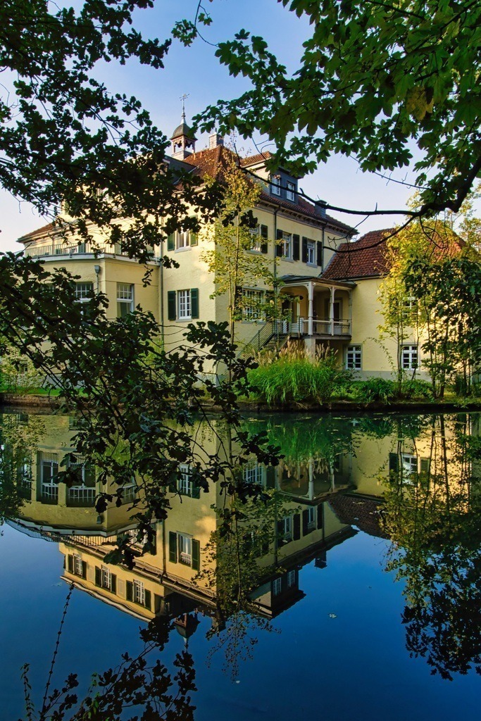 Schloss Eulenbroich - steht in Rösrath an einem Nebenarm der Sülz | Ob Hochzeitsfeiern oder Kulturveranstaltungen - hier ist die perfekte Lokalität für jeden Anlass - Realisiert mit Pictrs.com