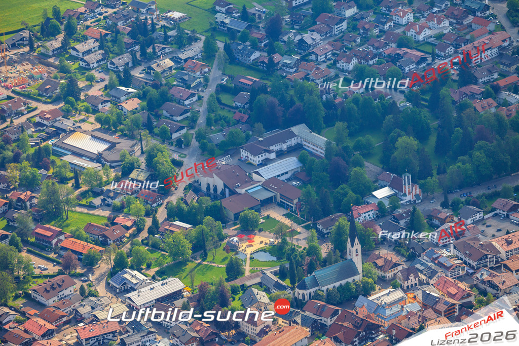 Die Luftaufnahme der Stadt Oberstdorf wurde vom UL-Flugzeug heraus erstellt ( keine Drohne )- hohe Auflösung für beste Qualität