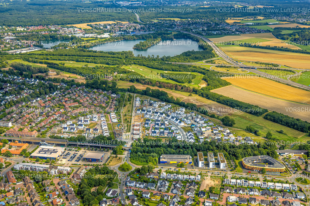Duisburg250705731Sued | Luftbild, Duisburg-Süd, Wohngebiet Angerbogen, Am Alten Angerbach, halbkreisförmige Neubau-Wohnsiedlung, Gewerbegebiet Xella International GmbH und Edeka E-Center Angerbogen, überdachter Bahnhof Angerbogen, hinten der Rahmer See, Huckingen, Duisburg, Ruhrgebiet, Nordrhein-Westfalen, Deutschland