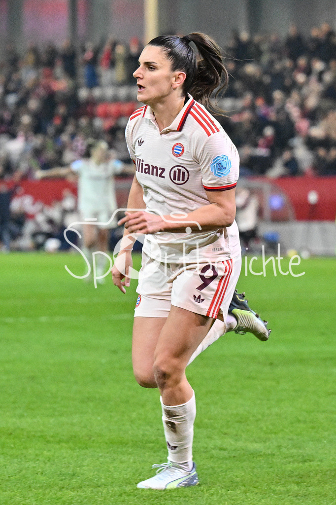 FC Bayern München Frauen - Juventus Turin Frauen | Jubel nach dem Treffer zum 1-0 fuer die FCB Frauen durch Jovana DAMNJAVOVIC (FCB #9) / Freude / Happy / Tor / Torschuetzin / Womens Champions League: FC Bayern Frauen - Juventus FC, FC Bayern Campus am 12.12.2024
