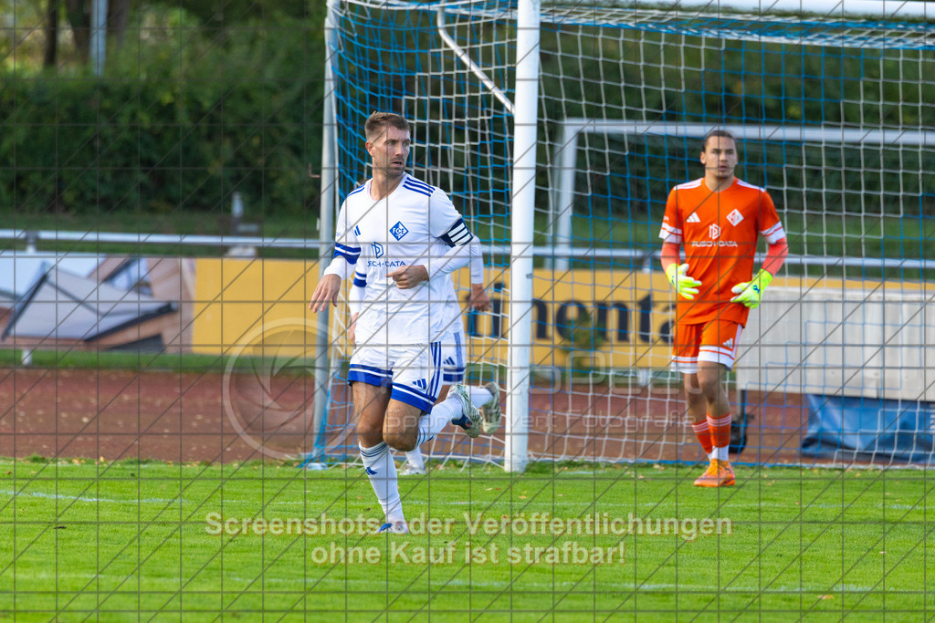 20261010_154710_0294_(c)_by_PhotoPeet | #,1.FC Eislingen (weiß) vs. TSV Bernhausen (lila), Fussball, Landesliga 2 - wfv, 11. Spieltag, Saison 2026/2027, Rasenplatz, Eichbachstation, Haldenstraße, 73054 Eislingen, 10.10.2026 - 15:30 Uhr,Foto: PhotoPeet / Sport- &amp; Eventfotografie / Peter Harich