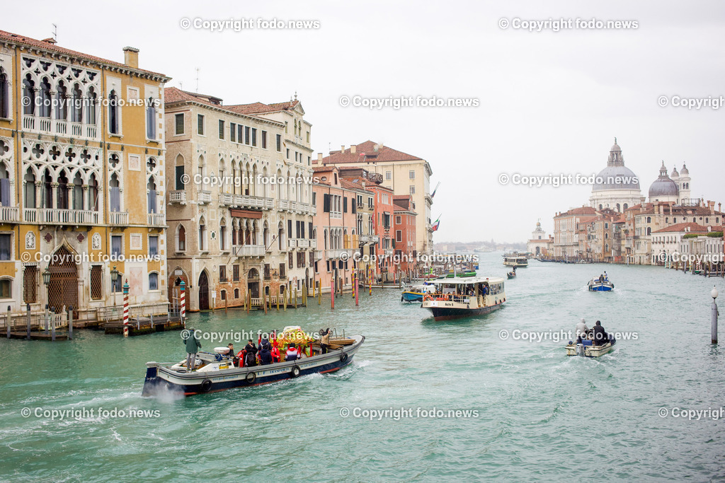 Italien_ Venedig_ 16.02.2024-15 | 16.02.2024, Italien, ITA, Venetien, Venedig, im Bild Venedig, Stadtansichten, Touristen, Reisefeature, venezianisch, Reise, Venedig, Venezia, Venetien, Stadtansicht, Campanile, Canale Grande, Markusplatz, Markuskirche, Touristen, Gondel, Gondolere, Faehre, Motorboot, Wassertaxi, Vaporetto, Adria, Lagune, Pfahlbauten, Bruecke, Rialtobruecke, La Gondola, Dogenpalast, Italien, Hochwasser, Creativ, Kreativ