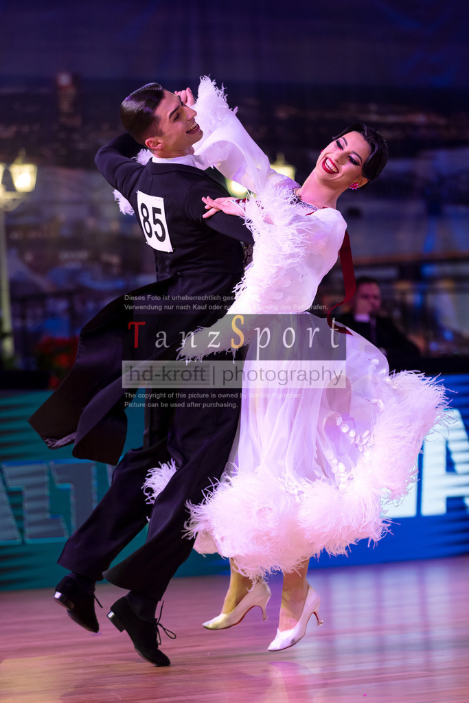 20241215_WDSF_Int_Open_Std-Riga-9604 | Tanzsportbilder, Standardtanz, Lateintanz, WDSF, DTV, LTVB, dancecomp, goc, hessen tanzt, blaues band der spree, walzer, tango, wiener walzer, slowfox, quickstepp, samba, rumba, cha-cha-cha, paso doble. jive, hd-kroft photography, turniertanzsport