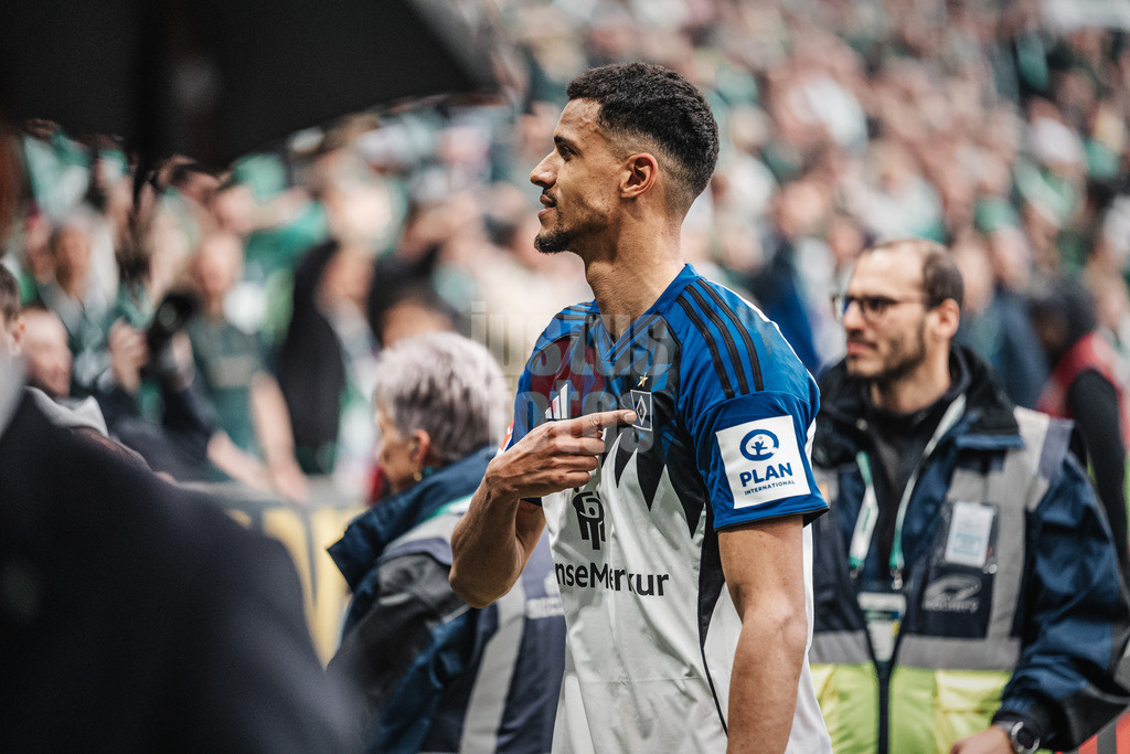 Fußball | Männer | Saison 2025/2026 | 1. Fußball-Bundesliga | 30. Spieltag | SV Werder Bremen vs. Hamburger SV | 18.04.2026 | Robert Glatzel (#9, HSV) zeigt auf die Raute während er das Spielfeld verlässt