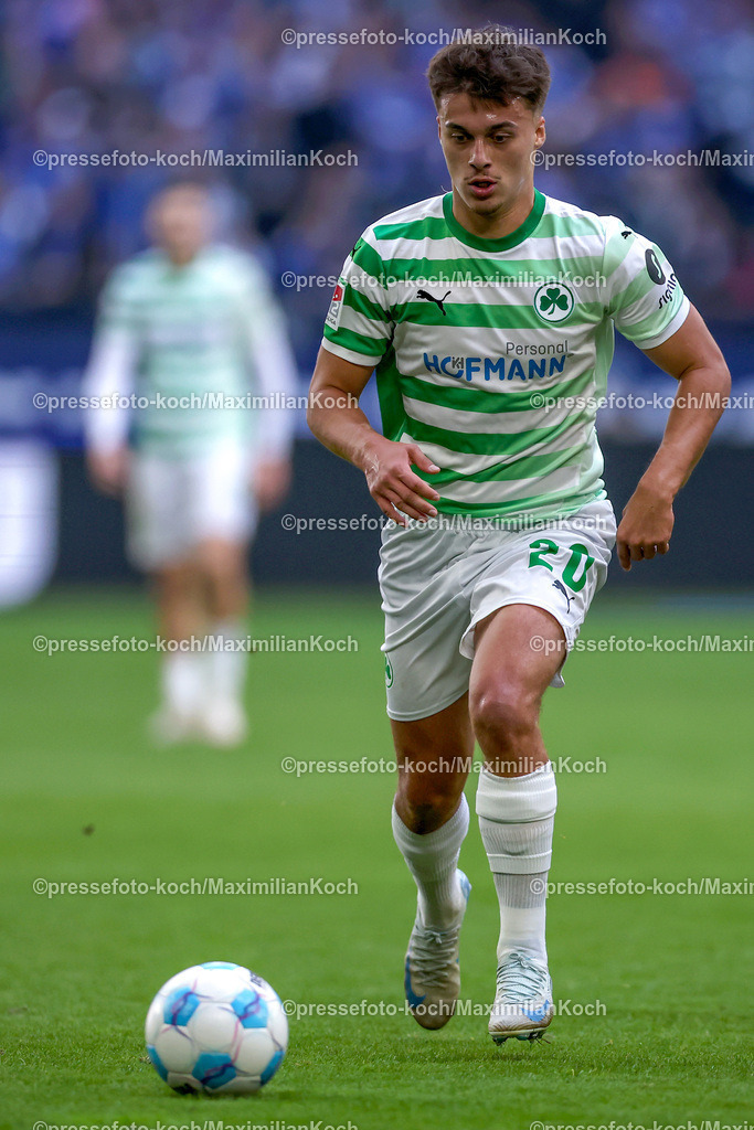 Schalke26102402222 | 26.10.2024, Fußball, FC Schalke 04 - SpVgg Greuther Fürth, 2. Fußball Bundesliga, Veltins-Arena Gelsenkirchen, Saison 2024 2025: Leander Popp (Greuther Fürth #20)DFB regulations prohibit any use of photographs as image sequences and or quasi-video.