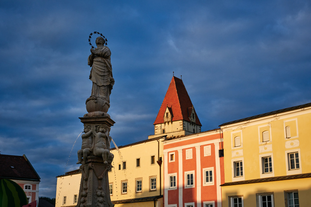 Blick auf den  Marienbrunnen im Abendlicht | Freistadt, Austria - August 17, 2021: Blick auf den  Marienbrunnen und den Hauptplatz im Abendlicht. - Realisiert mit Pictrs.com
