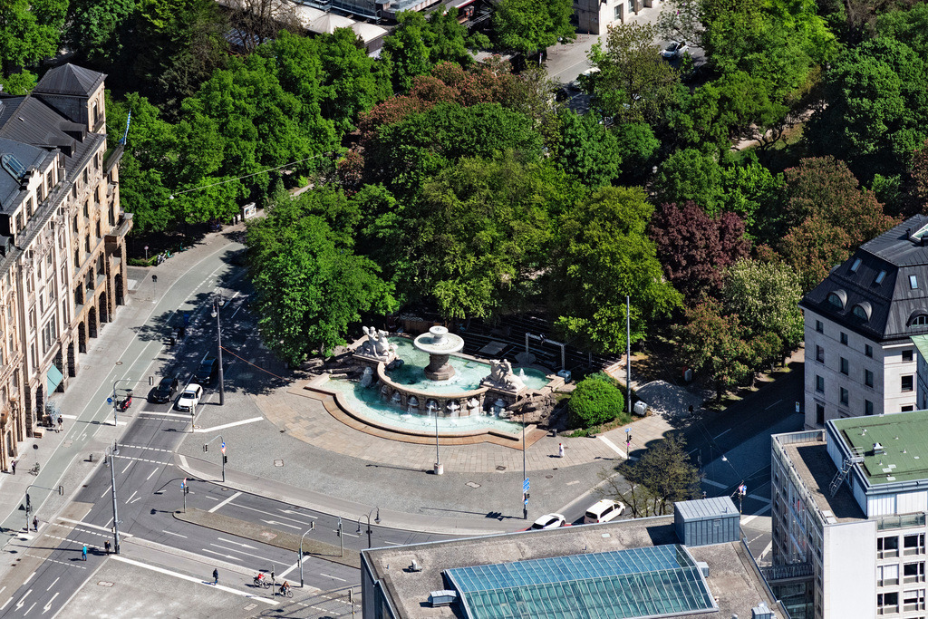 dr__0063543.jpg | MüNCHEN 29.04.2025 Der Wittelsbacher Brunnen am Lenbachplatz in München im Bundesland Bayern. // Water - fountain Wittelsbacher Brunnen in Munich in the state Bavaria. Foto: Daniel Reiter