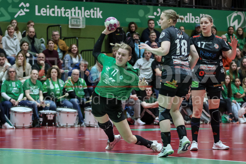 Handball, 2. Bundesliga Frauen, SV Werder Bremen - HL Buchholz 08-Rosengarten | v.li.: Meike Becker (SV Werder Bremen, 17) beim Wurf, am Ball, Spielszene, Aktion, Action