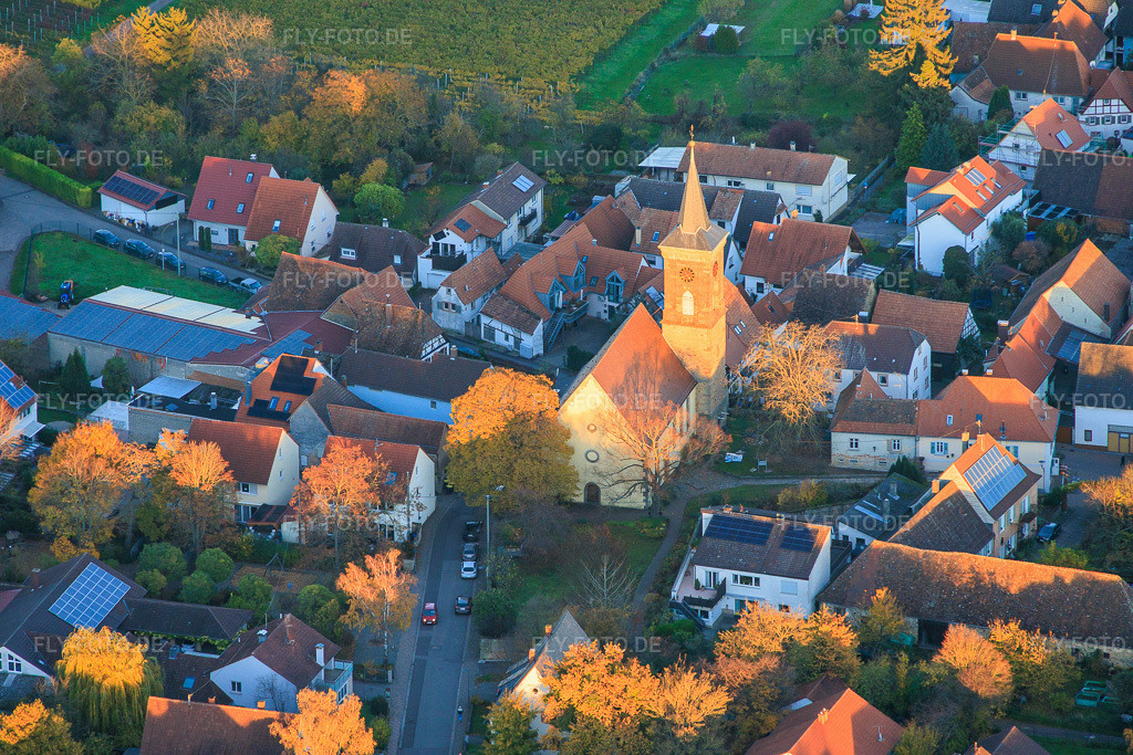 Luftbild: Johanneskirche im Abendlicht im Ortsteil Nußdorf in Landau im Bundesland Rheinland-Pfalz in Deutschland. Foto: IMG_151095.jpg vom 05.11.2025 durch Werner Riehm/FLY-FOTO.de