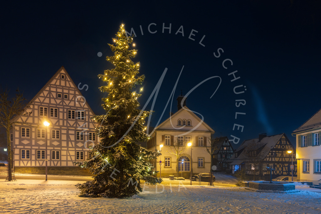 2022-12-14 Hemmingen Weihnachtsbaum Schnee - 003 | Schwotte Media - Realisiert mit Pictrs.com