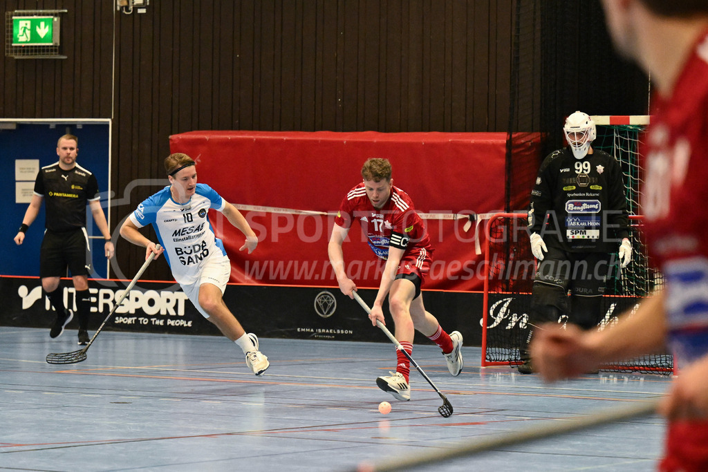 Strängnäs IBK vs FBC Kalmarsund Ungdom - 6. =January= 2024 | Strängnäs IBK vs FBC Kalmarsund Ungdom
Thomas Arena, Strängnäs
Oskar Andersson (#10 FBC Kalmarsund Ungdom), Kalle Karlsson K (#17 Strängnäs IBK) and Oskar-Viking Tjärnberg (#99 Strängnäs IBK).
Bild: Sportfotografie Markus Aeschimann | www.markus-aeschimann.ch - Realisiert mit Pictrs.com