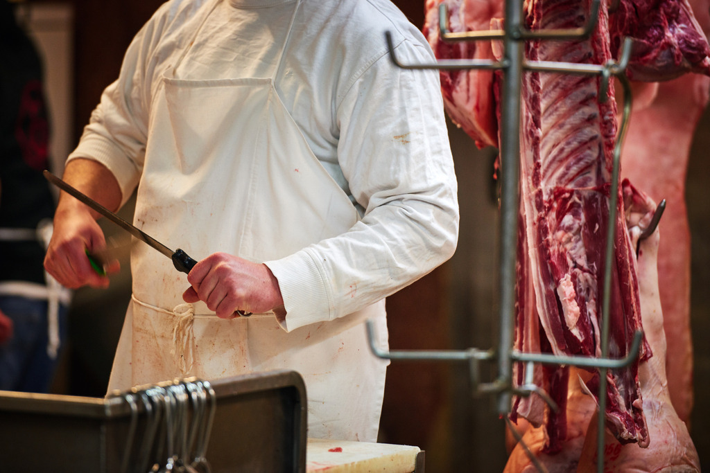 Fleischerei Dormayer | Langenzersdorf, Austria - February 12, 2019: Fleischerei Dormayer; Messer schärfen in der Metzgerei. - Realisiert mit Pictrs.com