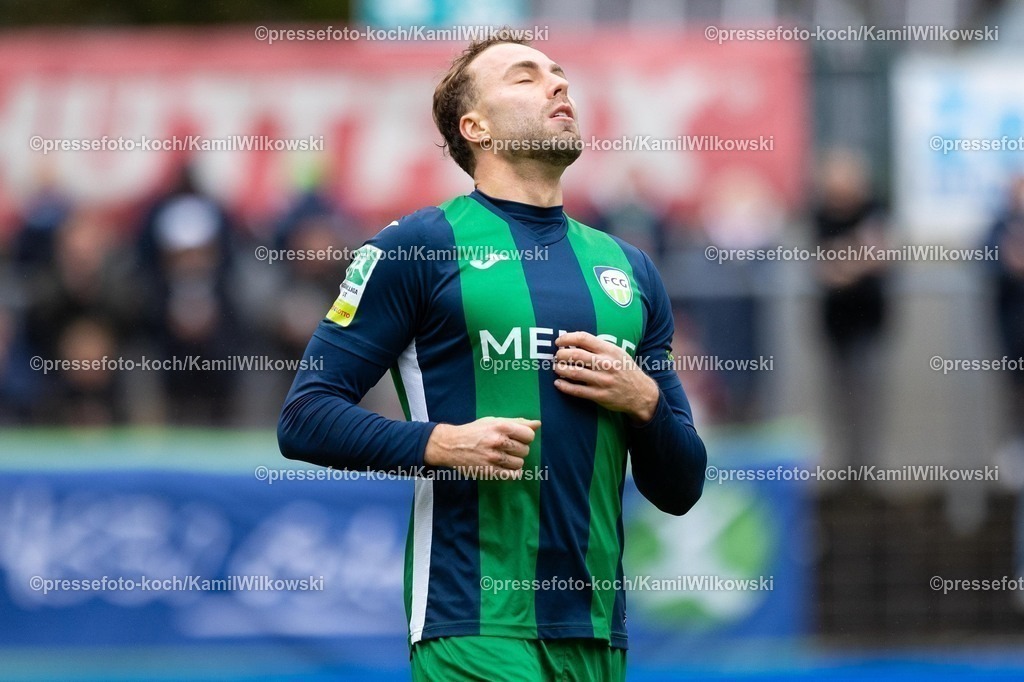 xKWIx26102501042 | 26.10.2025, xkwix, Fußball, Regionalliga West, FC Gütersloh - Sportfreunde Siegen, Ohlendorf Stadion im Heidewald: Julius Langfeld (FC Gütersloh #10) blickt enttäuscht