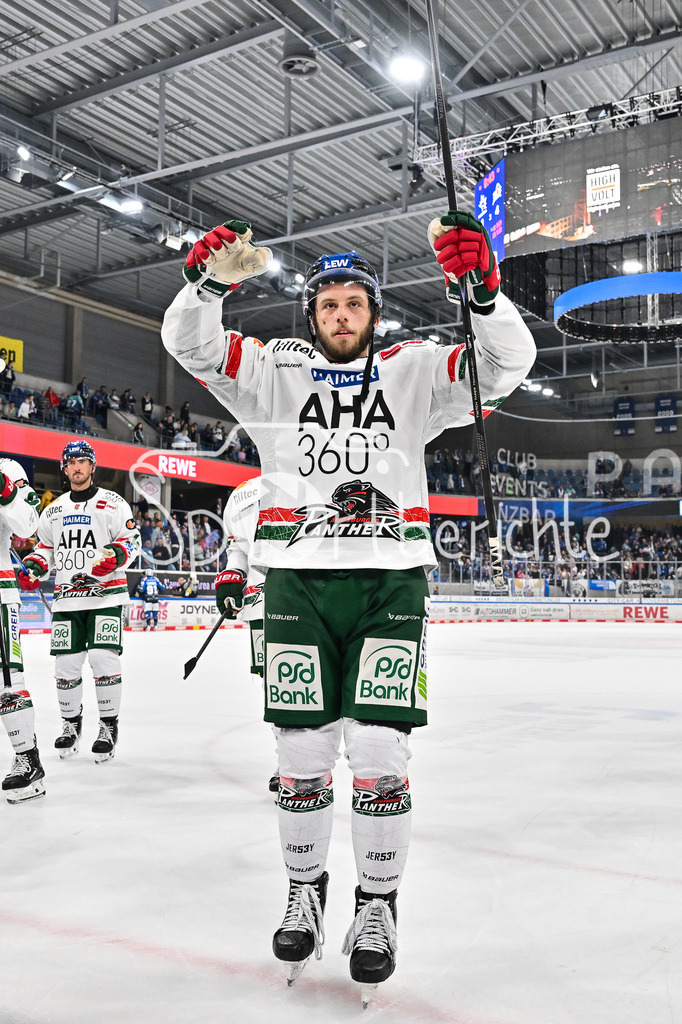 Dresdener Eislöwen - Augsburger Panther | Die Spieler der Panther feiern zusammen mit den Fans den Auswärtssieg in Dresden / DEL: Dresdener Eislöwen - Augsburger Panther; Joynext-Arena am 05.10.2025 / Riley DAMIANI (Augsburger Panther 19)