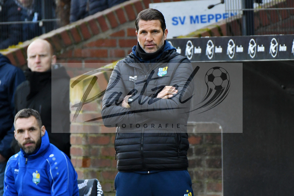 20200201_MEPCHE_0028 | Fußball, Herren: Trainer Patrick Gloeckner (Chemnitzer FC) schaut waehrend des Spiels der 3. Liga zwischen SV Meppen und Chemnitzer FC in der Haensch-Arena am 01.02.2020 in Meppen, Deutschland. DFB / DFL REGULATIONS PROHIBIT ANY USE OF PHOTOGRAPHS AS IMAGE SEQUENCES AND/OR QUASI-VIDEO. - Realisiert mit Pictrs.com