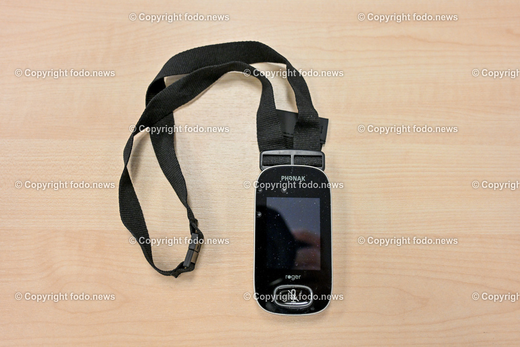 Pressekonferenz Land Ooe_ Bildung ohne Barrieren_ 19.02.2024-16 | 19.02.2024, Linz, AUT, Pressekonferenz Land Ooe, Bildung ohne Barrieren, im Bild Funksender für Hoerbeeintraechtigte
