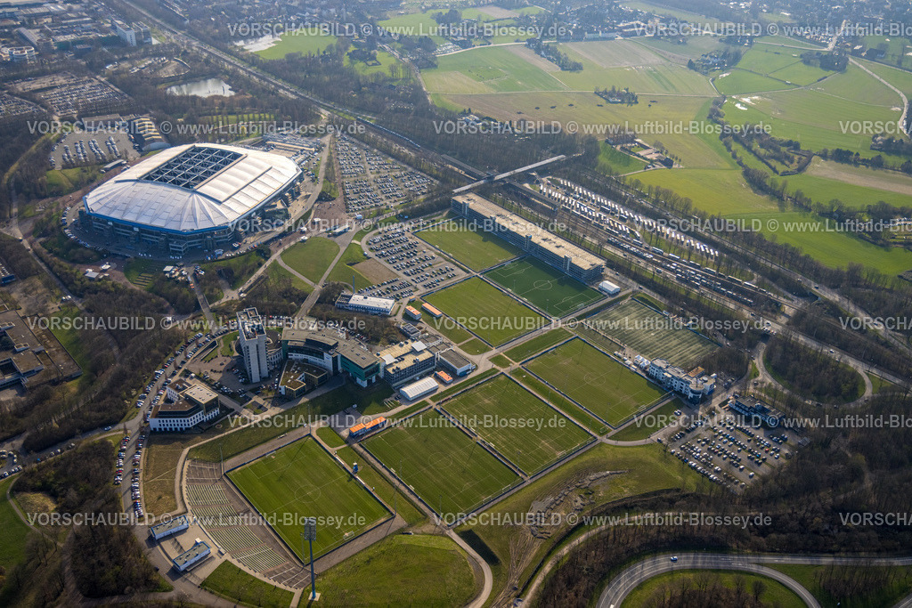 Gelsenkirchen240304930Schalke | Luftbild, Veltins-Arena Bundesligastadion des FC Schalke 04 mit offenem Dach und gefüllten Parkplätzen, Fußballfans am Stadion, Berger Feld, Erle, Gelsenkirchen, Ruhrgebiet, Nordrhein-Westfalen, Deutschland