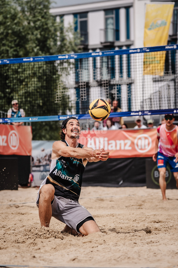 Beachvolleyball | Männer | Allianz German Beach Tour 2025 | Tourstop Bremen | 15.06.2025 | Jannik Kühlborn spielt den Ball
