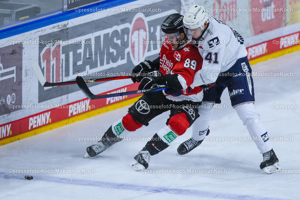 KoeDEL08032401049 | 08.03.2024, Köln, Eishockey, Penny DEL, 52. Spieltag, Lanxess-Arena, Kölner Haie - Adler Mannheim: Gregor MacLeod (Kölner Haie) gegen Maximilian Eisenmenger (Adler Mannheim)