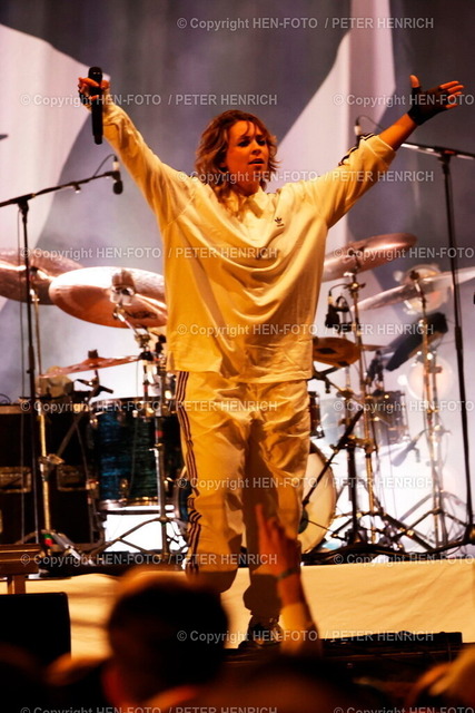 Schloßgrabenfest 2025 2. Tag | 06.06.2025 25. Schlossgrabenfest in Darmstadt mit Live-Musik von 60 Musikgruppen hier Sängerin PAULA CAROLINA mit explosiver Mischung aus Indie Pop NDW auf der ECHO-Bühne (Foto: Peter Henrich) - Realisiert mit Pictrs.com